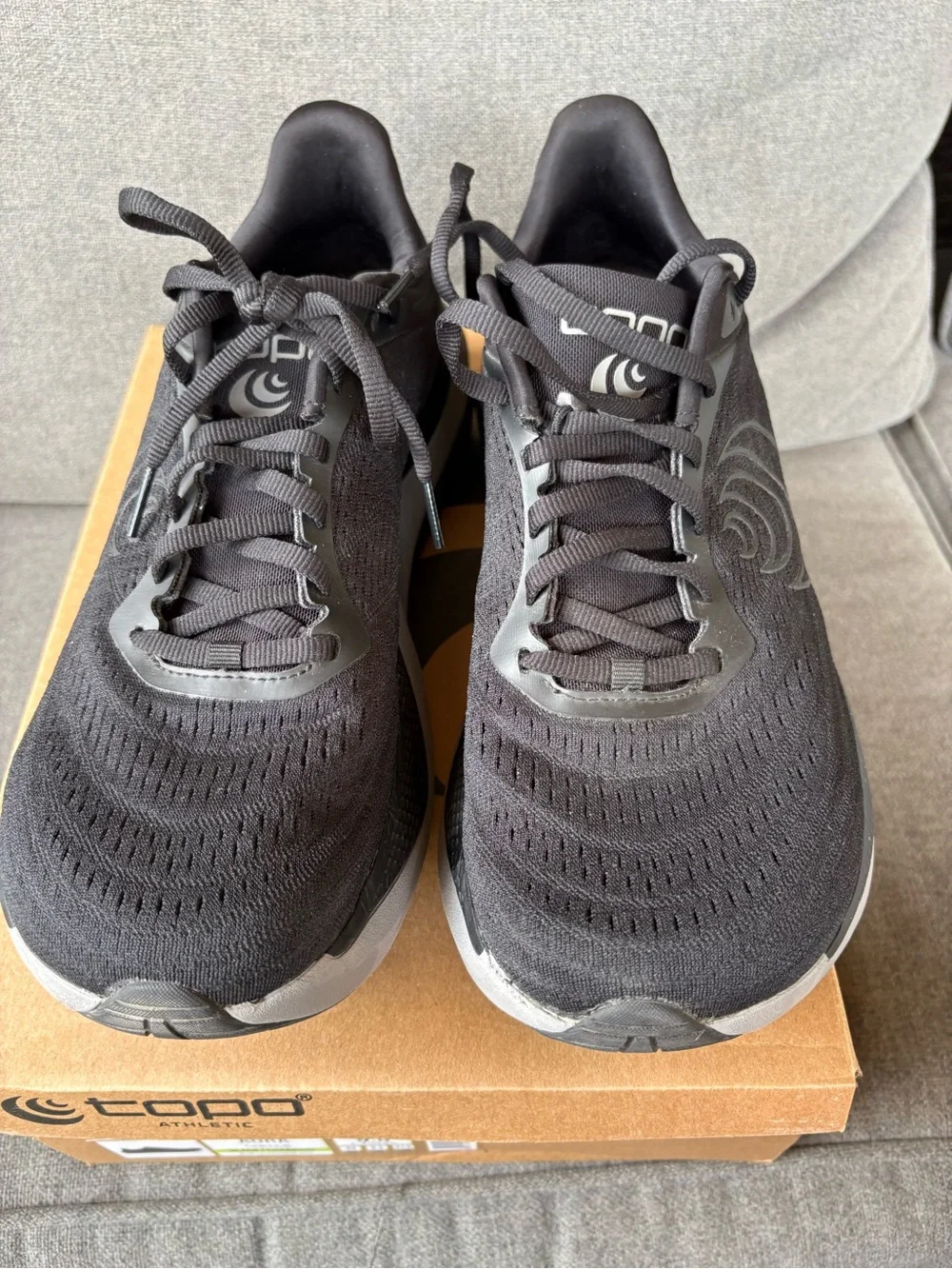 Topo Athletic Aura Running Shoes | Black/ Charcoal | Men’s 9.5 | Road Runner EUC